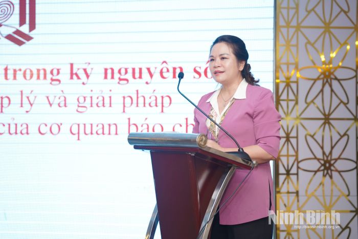 Đồng chí Phạm Thị Kim Oanh, Phó Cục trưởng Cục Bản quyền tác giả trình bày nội dung tham luận tại tọa đàm.
