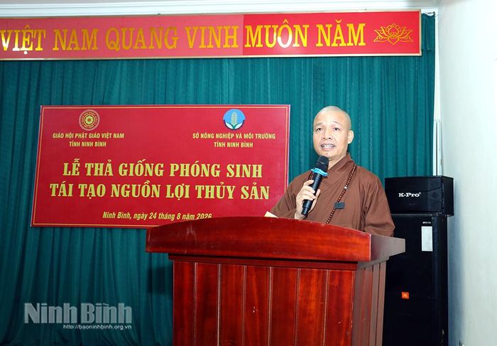 Thượng tọa Thích Minh Quang, Ủy viên Thư ký Hội đồng Trị sự GHPGVN, Phó Trưởng ban Thường trực Ban Trị sự GHPGVN tỉnh phát biểu tại buổi lễ.