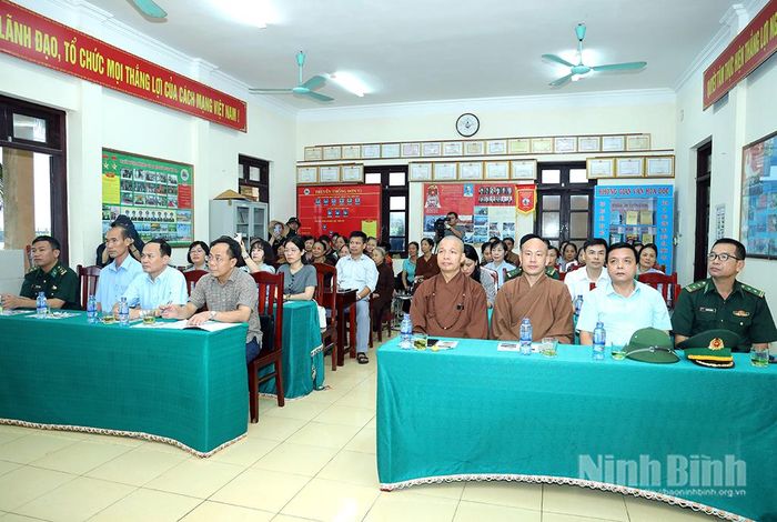 Các đại biểu dự buổi lễ.