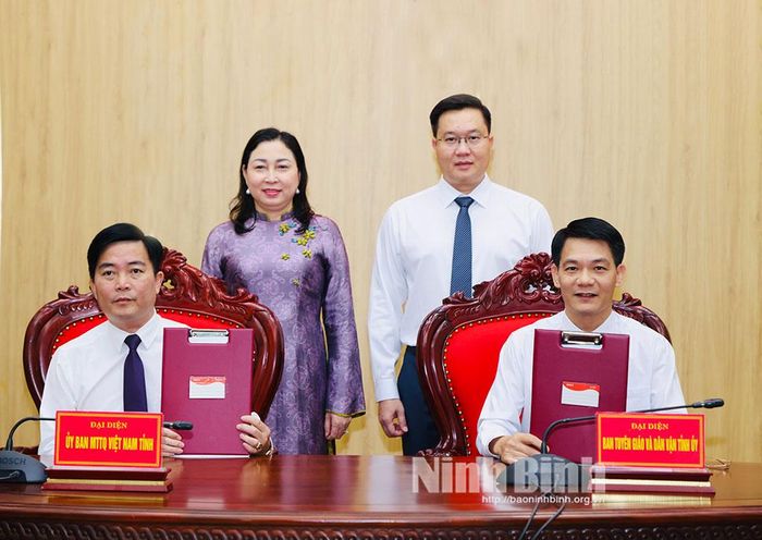 Đồng chí Nguyễn Đức Toàn, Ủy viên Ban Thường vụ Tỉnh ủy, Trưởng Ban Tuyên giáo và Dân vận Tỉnh ủy và đồng chí Đinh Trường Sơn, Phó Chủ tịch Ủy ban Mặt trận Tổ quốc Việt Nam tỉnh thực hiện nghi thức ký Biên bản bàn giao.