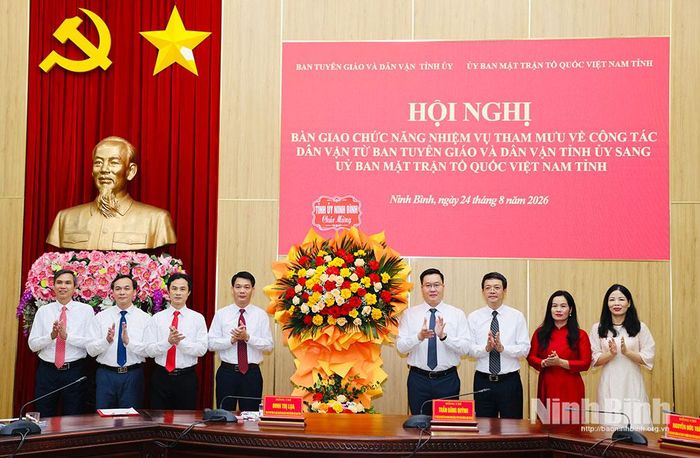 Đồng chí Trần Đăng Quỳnh, Ủy viên dự khuyết Ban Chấp hành Trung ương Đảng, Phó Bí thư Thường trực Tỉnh ủy tặng hoa chúc mừng các đồng chí tiếp tục giữ chức Trưởng ban, Phó Trưởng Ban Tuyên giáo Tỉnh ủy.