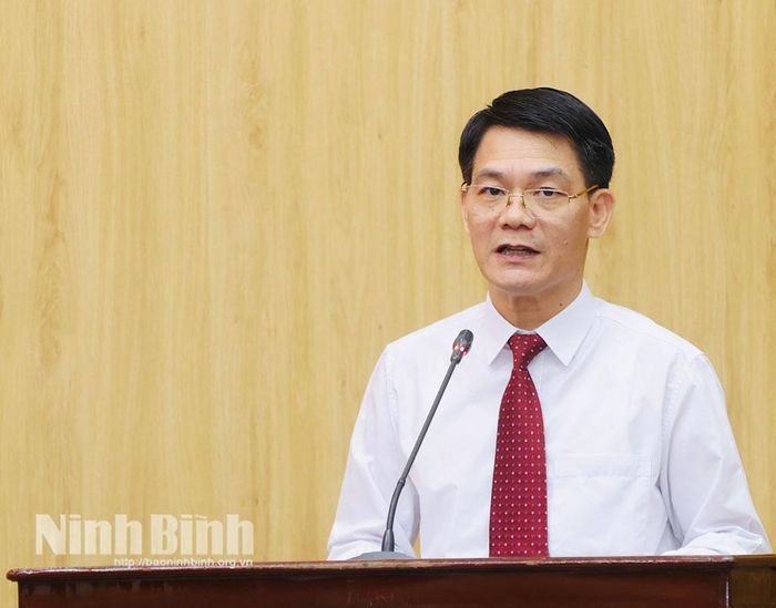 Đồng chí Nguyễn Đức Toàn, Uỷ viên Ban Thường vụ Tỉnh ủy, Trưởng Ban Tuyên giáo và Dân vận Tỉnh uỷ phát biểu tại hội nghị.