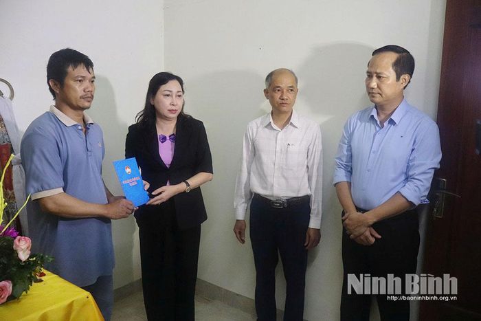 Đồng chí Đinh Thị Lụa, Phó Bí thư Tỉnh ủy, Chủ tịch Ủy ban Mặt trận Tổ quốc tỉnh trao hỗ trợ cho gia đình nạn nhân Vũ Thị Thảo, thôn Thượng Phúc, xã Hải Hưng.