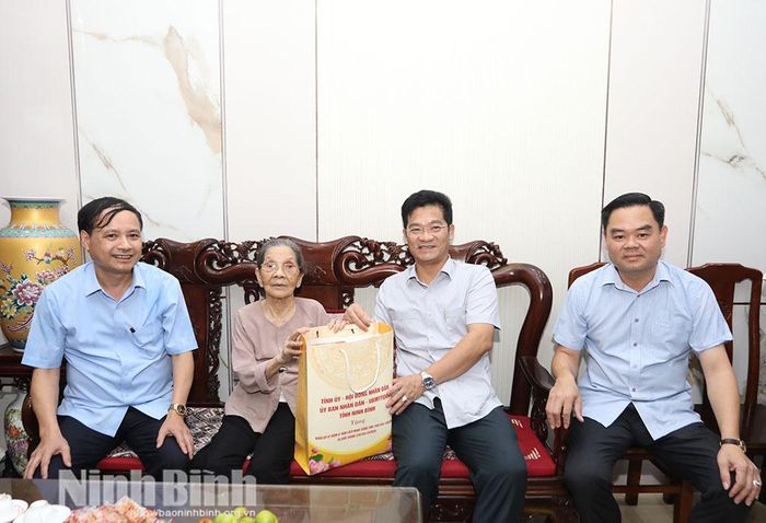 Đồng chí Phó Chủ tịch UBND tỉnh Trần Anh Dũng thăm, tặng quà gia đình đồng chí Phạm Thị Trâm, Lão thành cách mạng, cư trú tại số 67 Bắc Ninh, phường Nam Định.