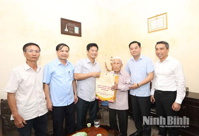 Đồng chí Phó Chủ tịch UBND tỉnh Trần Anh Dũng thăm, tặng quà gia đình đồng chí Nguyễn Văn Mừng, Cán bộ tiền khởi nghĩa, cư trú tại đường 19/5, phường Nam Định.