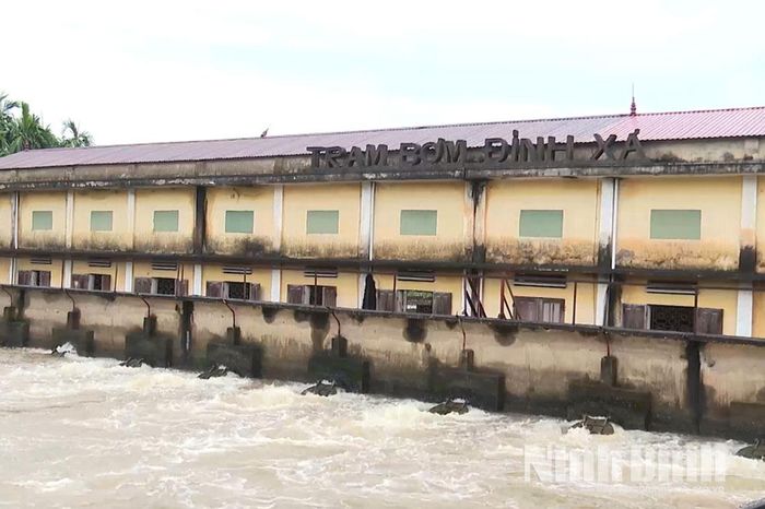 Trạm bơm Đinh Xá, phường Liêm Tuyền tập trung bơm tiêu úng.