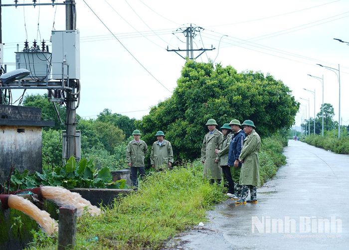 Ban Chỉ huy phòng thủ dân sự phường Phù Vân kiểm tra công tác vận hành các trạm bơm phục vụ tiêu úng trên địa bàn phường.