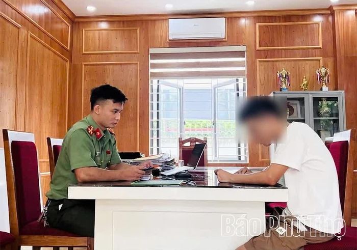 Công an phường Vĩnh Yên làm việc với quản trị viên nhóm Facebook về hành vi chia sẻ video bạo lực trên không gian mạng.