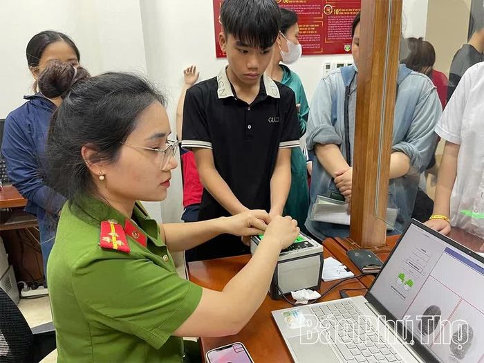 Công an phường Vĩnh Yên đẩy mạnh cấp căn cước, kích hoạt định danh điện tử cho công dân từ 6 - 14 tuổi.