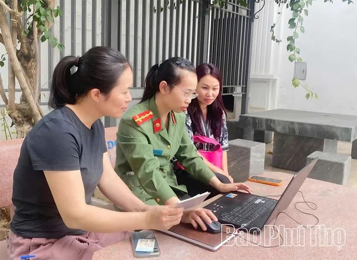 Cán bộ Công an phường Vĩnh Yên hướng dẫn cơ sở lưu trú khai báo tạm trú cho người nước ngoài.