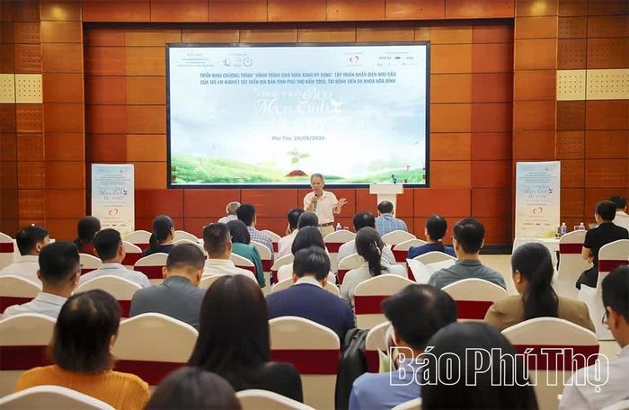 Giảng viên truyền đạt kiến thức, kỹ năng nhận diện bệnh lý khuyết tật ở trẻ em cho các học viên.