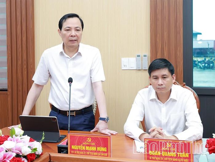 Lãnh đạo xã Cẩm Khê báo cáo công tác triển khai sắp xếp cơ sở giáo dục công lập trên địa bàn.