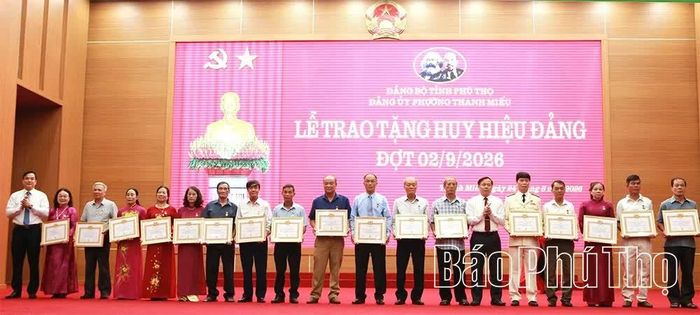 Lãnh đạo phường Thanh Miếu trao tặng Huy hiệu Đảng cho các đảng viên lão thành.