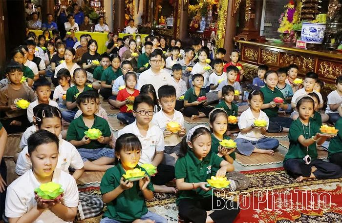 Những hoa đăng lung linh không chỉ làm cho không gian đêm Vu Lan thêm ấm áp, mà còn gửi gắm những ước nguyện tốt đẹp về tình thân, lòng biết ơn và sự bình an dành cho cha mẹ, ông bà và những người thân yêu.
