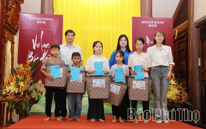 Trong chương trình, Ban Chấp hành Đoàn xã Hy Cương trao tặng những phần quà đến các em học sinh có hoàn cảnh khó khăn nhằm "Tiếp bước cho em đến trường".