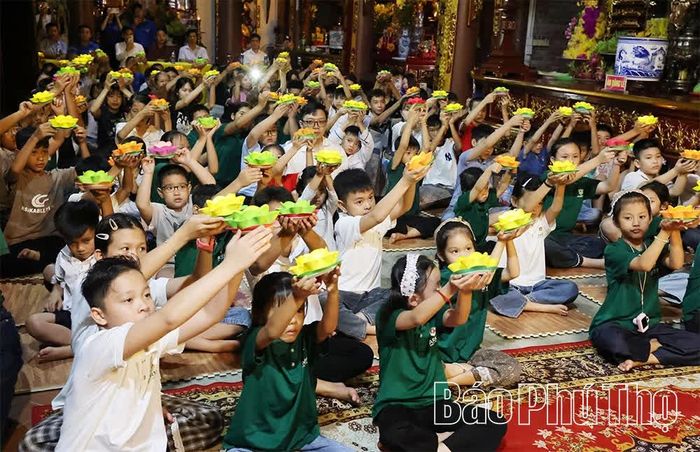 Các em nhỏ đồng diễn hoa đăng "Lời yêu thương gửi mẹ cha".