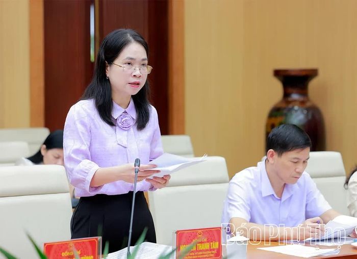 Đồng chí Trưởng Ban Văn hóa - Xã hội HĐND tỉnh Nguyễn Thanh Tâm trình bày một số nội dung giám sát.