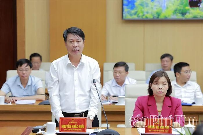 Đồng chí Phó Chủ tịch UBND tỉnh Nguyễn Khắc Hiếu phát biểu tại hội nghị. 