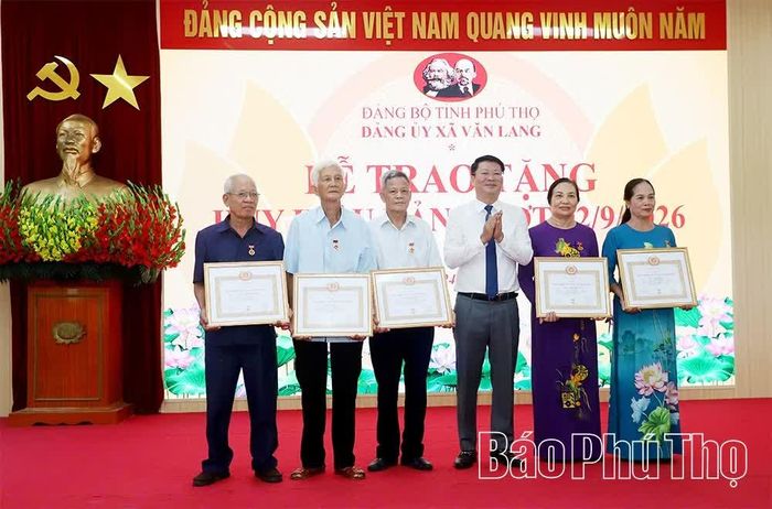 Lãnh đạo Đảng ủy xã Văn Lang trao Huy hiệu Đảng cho các đảng viên.