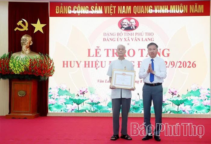 Đồng chí Chánh Thanh tra tỉnh Nguyễn Văn Thắng trao Huy hiệu 70 năm tuổi Đảng cho đồng chí Trần Vịnh, sinh năm 1932, đảng viên Chi bộ thôn 1, xã Văn Lang.