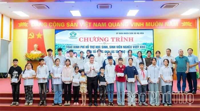 Các học sinh, sinh viên trên địa bàn xã Hạ Hoà nhận hỗ trợ với tổng kinh phí hơn 250 triệu đồng từ Tổ chức OKF (Úc).