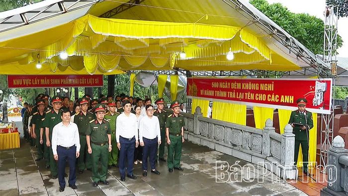 Các đại biểu dự lễ dâng hương và lấy mẫu ADN hài cốt liệt sĩ tại Nghĩa trang liệt sĩ thành phố Việt Trì (cũ).