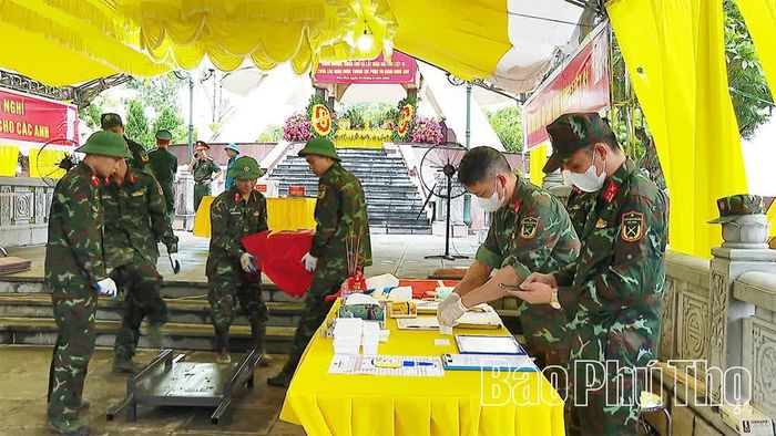 Các lực lượng chuyên môn thực hiện lấy mẫu hài cốt liệt sĩ.