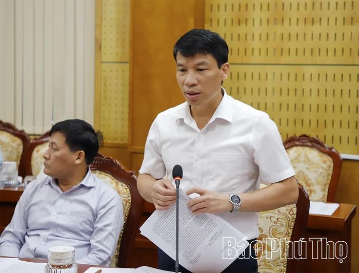 Lãnh đạo Đảng ủy phường Hòa Bình báo cáo tại hội nghị.