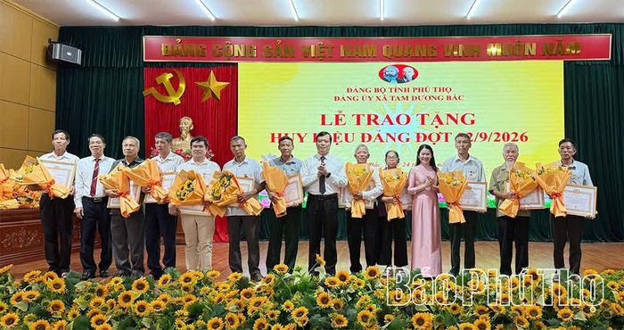 Thường trực Đảng ủy xã Tam Dương Bắc trao Huy hiệu 45 năm và 40 năm tuổi Đảng tặng các đảng viên.