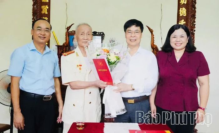 Các đồng chí lãnh đạo Đảng ủy, HĐND, UBND xã Hoàng An chúc mừng đảng viên Nguyễn Văn Chè.