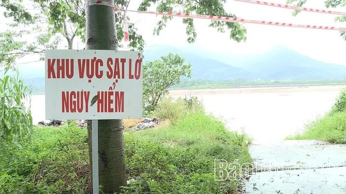 UBND xã Tu Vũ cắm biển cảnh báo, giới hạn tải trọng phương tiện qua lại đoạn đường bê tông có nguy cơ mất an toàn.