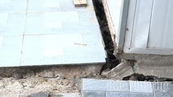 Các vết nứt ngày càng rộng sát móng nhà ông Hoàng Anh Vũ, thôn 2, xã Tu Vũ.