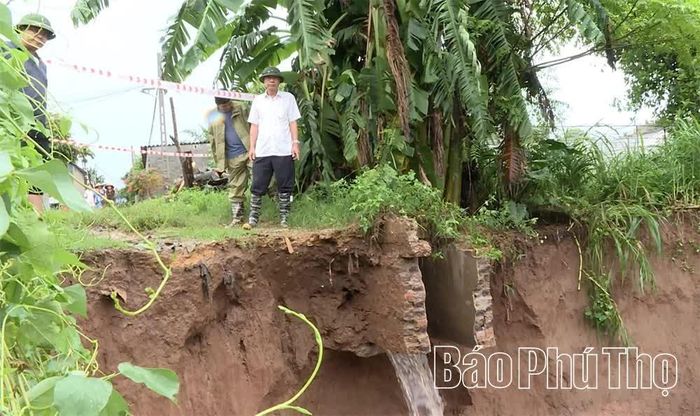 Lãnh đạo UBND xã Tu Vũ kiểm tra tình hình sạt lở trên địa bàn.