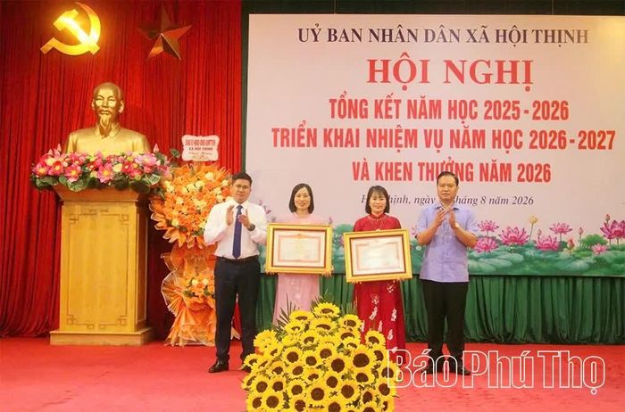 Thừa ủy quyền của Thủ tướng Chính phủ, lãnh đạo xã Hội Thịnh trao Bằng khen của Thủ tướng Chính phủ cho cá nhân có thành tích xuất sắc trong năm học 2025 - 2026.