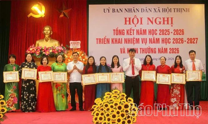 Lãnh đạo xã Hội Thịnh trao phần thưởng cho các tập thể và cá nhân có thành tích xuất sắc trong năm học 2025 - 2026.