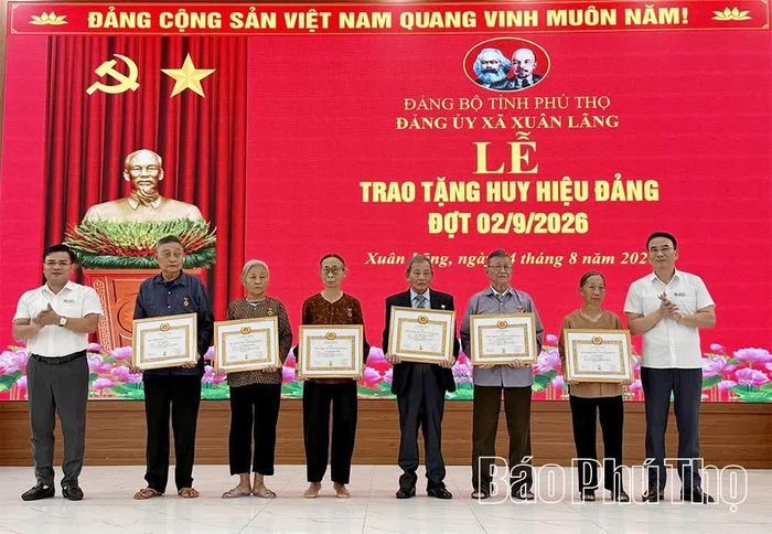 Lãnh đạo Đảng ủy xã Xuân Lãng trao Huy hiệu Đảng cho các đảng viên tiêu biểu.