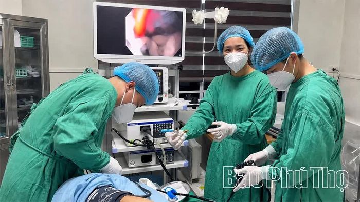 Ê-kíp phẫu thuật của Trung tâm Y tế khu vực Tam Nông đã gắp thành công dị vật ra khỏi cơ thể bệnh nhân.