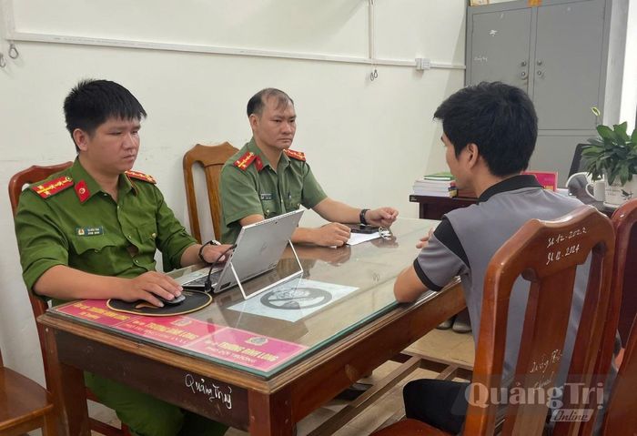 Lực lượng Công an làm việc với trường hợp có hành vi tương tác, chia sẻ thông tin sai sự thật trên không gian mạng - Ảnh: M.H