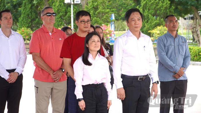 Bà Jennifer Wicks, Đại sứ Hoa Kỳ tại Việt Nam và đồng chí Hoàng Nam, Phó Chủ tịch Thường trực UBND tỉnh tri ân, tưởng niệm các anh hùng liệt sĩ - Ảnh: Mai Linh