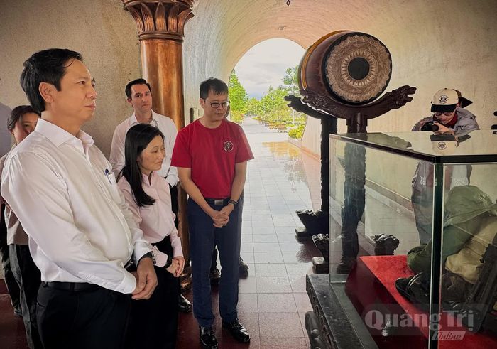 Bà Jennifer Wicks, Đại sứ Hoa Kỳ tại Việt Nam và các thành viên trong đoàn công tác nghe thuyết minh về các di vật được trưng bày tại Di tích quốc gia đặc biệt Thành Cổ Quảng Trị - Ảnh: Mai Linh