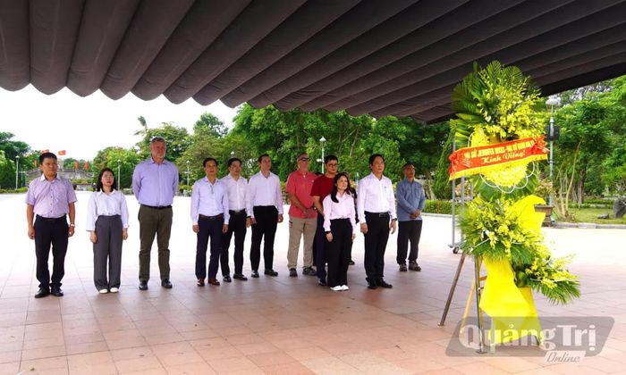 Đoàn công tác Đại sứ quán Hoa Kỳ tại Việt Nam và lãnh đạo tỉnh tri ân các anh hùng liệt sĩ - Ảnh: Mai Linh