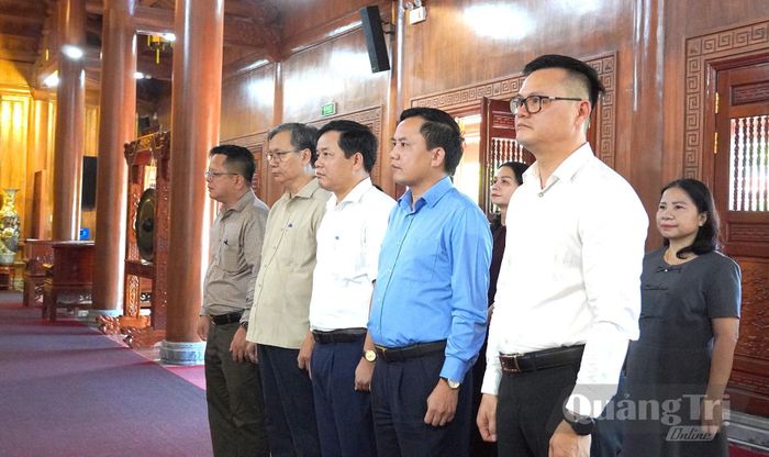 Đoàn công tác Tạp chí Cộng sản dâng hương, dâng hoa tại Đền thờ Bác Hồ và các Anh hùng liệt sĩ - Ảnh: C.H