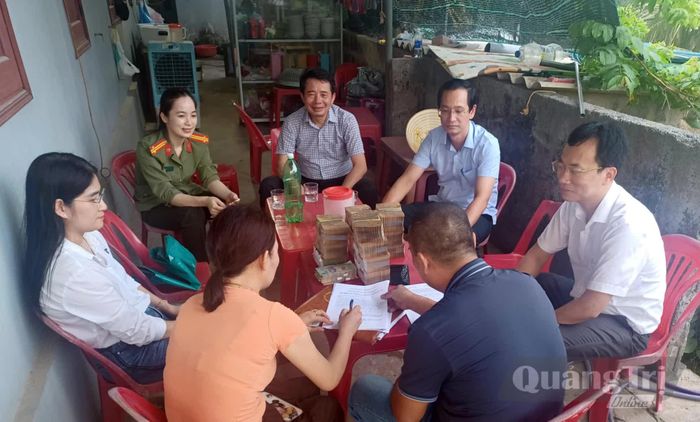Chủ tịch UBND phường Đồng Hới Hoàng Ngọc Đan trực tiếp phối hợp, vận động các hộ dân trong giải phóng mặt bằng các dự án trọng điểm - Ảnh: P.V