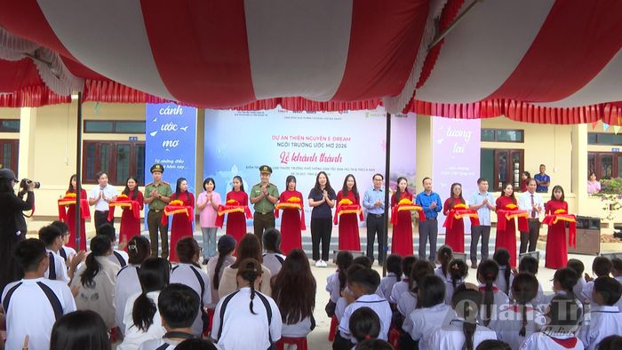 Lễ khánh thành công trình “Ngôi trường ước mơ” tại điểm trường Pa Ling 1, thuộc Trường phổ thông Dân tộc bán trú tiểu học và THCS A Vao, xã Tà Rụt - Ảnh: Hoàng Hùng