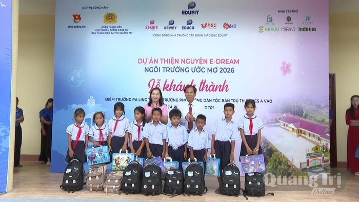 Ban Tổ chức trao quà cho học sinh tại điểm trường Pa Ling 1 - Ảnh: Hoàng Hùng