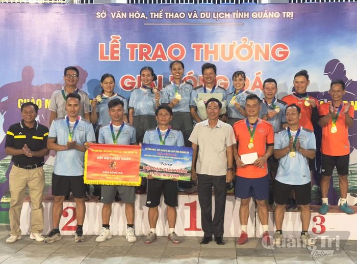 Ban Tổ chức trao giải Nhất cho Trung tâm Huấn luyện và Thi đấu Thể thao tỉnh - Ảnh: Thùy Trang