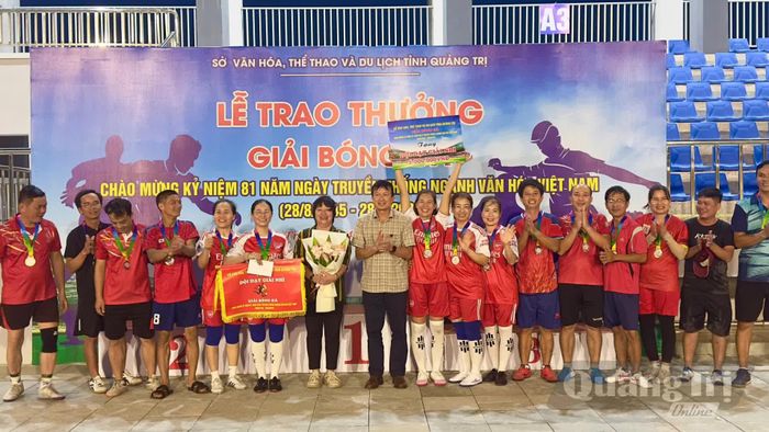 Ban Tổ chức trao giải Nhì cho Trung tâm Văn hóa-Điện ảnh tỉnh - Ảnh:Thùy Trang