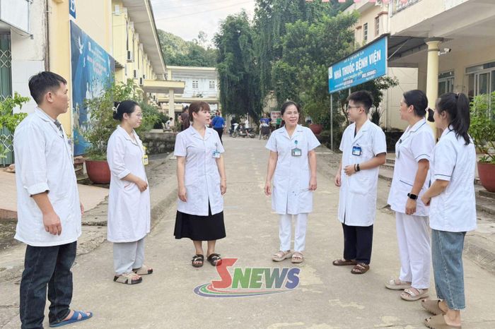 Đoàn viên Công đoàn cơ sở Bệnh viện Đa khoa khu vực Thuận Châu trao đổi ý kiến.