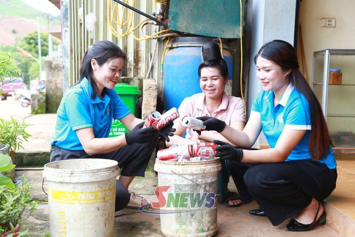 Hội viên phụ nữ bản Mường Kham, xã Mường Bú phân loại rác thải.