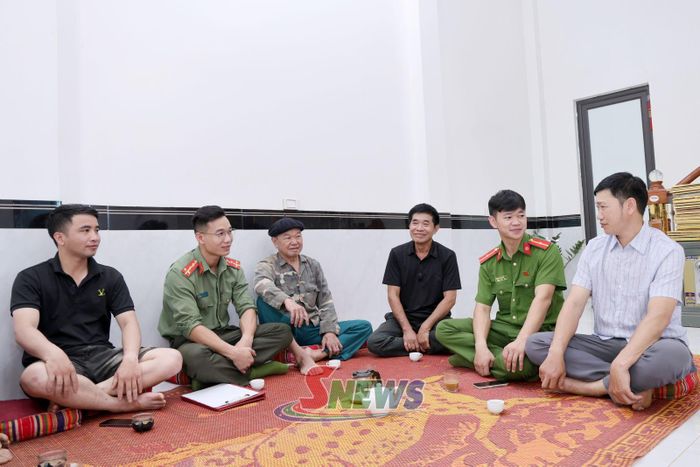 Công an xã Nậm Lầu tuyên truyền, phổ biến pháp luật cho nhân dân bản Phạ